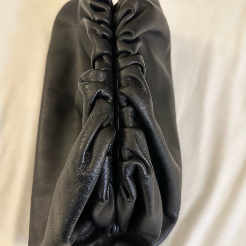 100% authentic Bottega Veneta The Pouch leather clutch. In black. - Picture 3 of 9